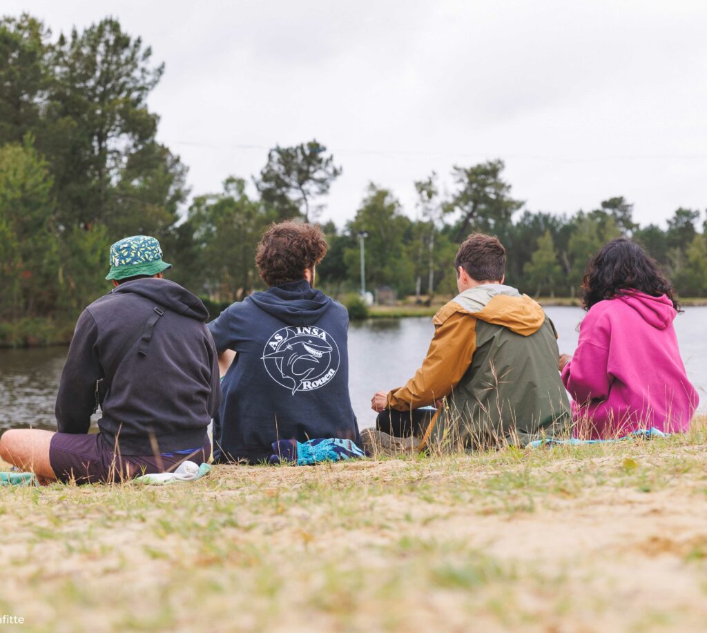 Festivaliers assis au bord du lac